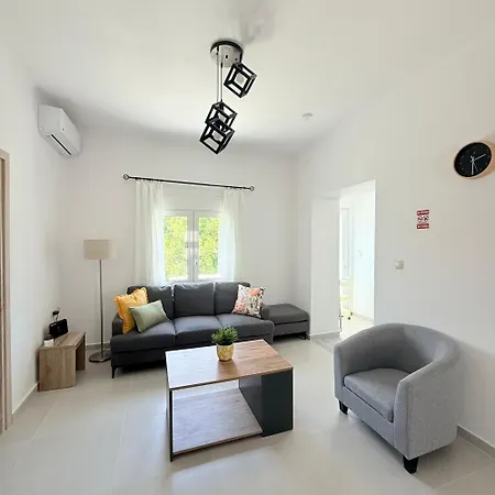 Nikolas Ground Floor 2bd With Free Parking 아파트