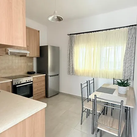 Nikolas Ground Floor 2bd With Free Parking *