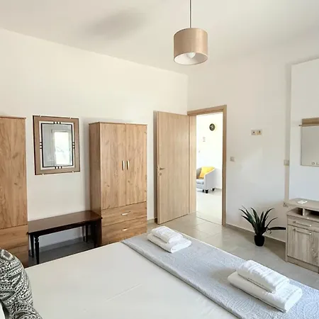 Nikolas Ground Floor 2bd With Free Parking *