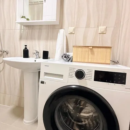 Nikolas Ground Floor 2bd With Free Parking 아파트 *