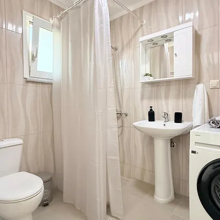 Nikolas Ground Floor 2bd With Free Parking