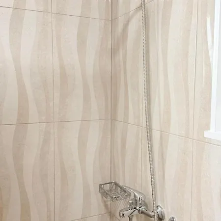 Nikolas Ground Floor 2bd With Free Parking * 하니아