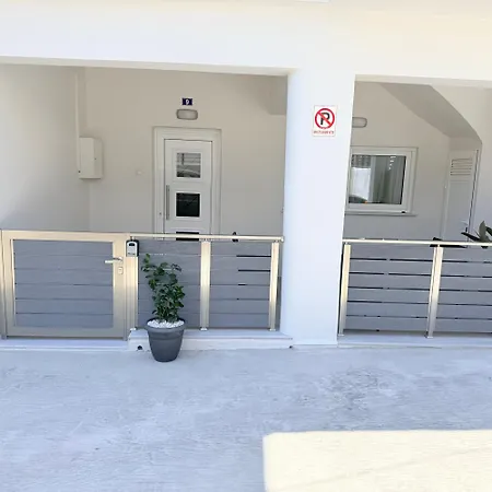 Nikolas Ground Floor 2bd With Free Parking * 하니아