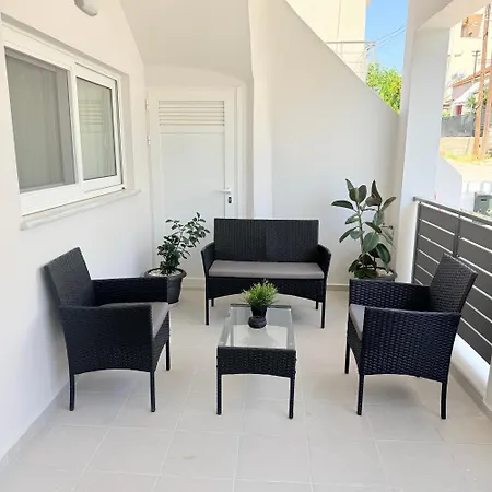 Nikolas Ground Floor 2bd With Free Parking 하니아