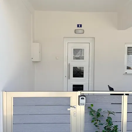 Nikolas Ground Floor 2bd With Free Parking 아파트 *
